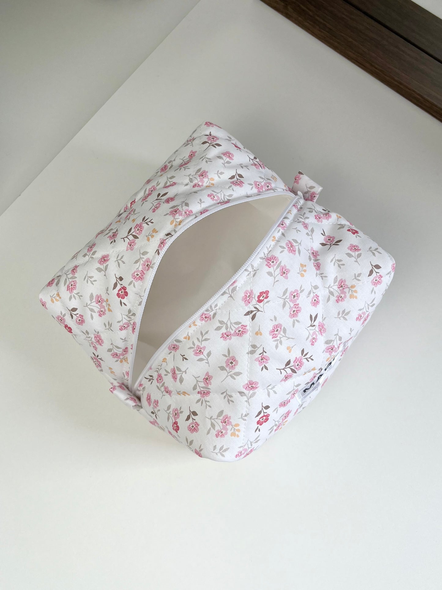 TROUSSE DE TOILETTE - FLEURS ROSES ET COTON BLANC