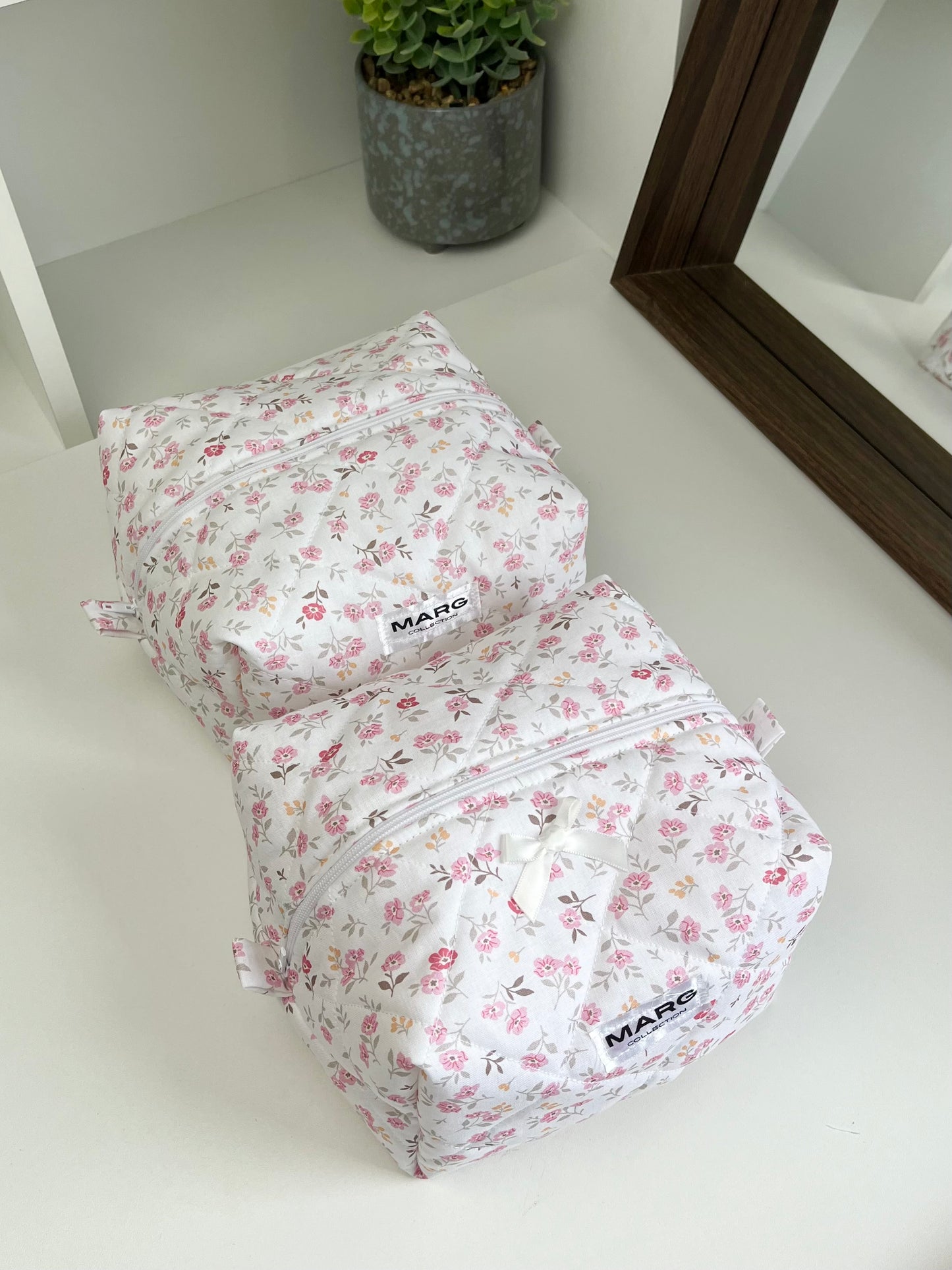 TROUSSE DE TOILETTE - FLEURS ROSES ET COTON BLANC