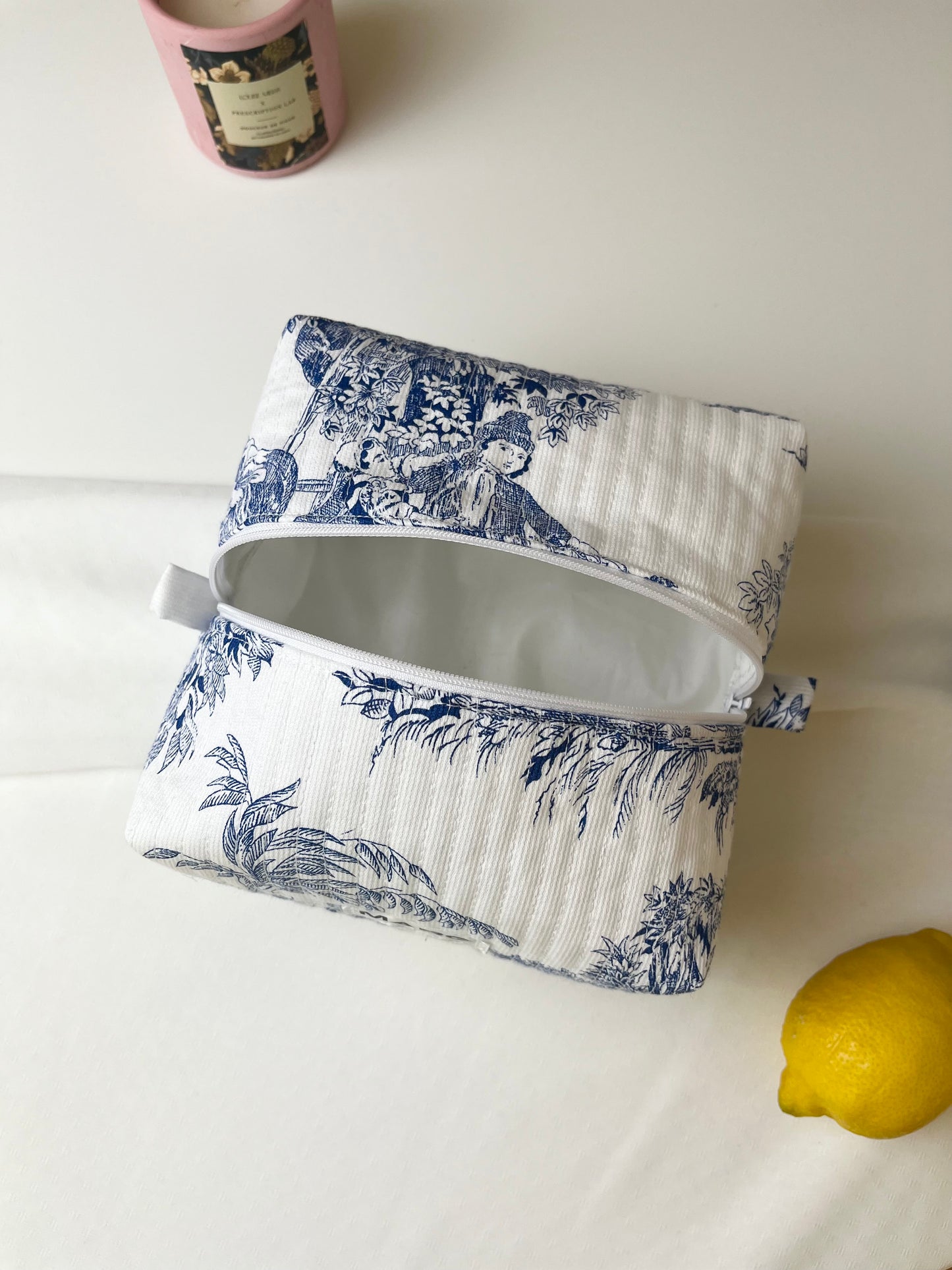 TROUSSE DE TOILETTE - MATELASSÉ TOILE DE JOUY BLEU