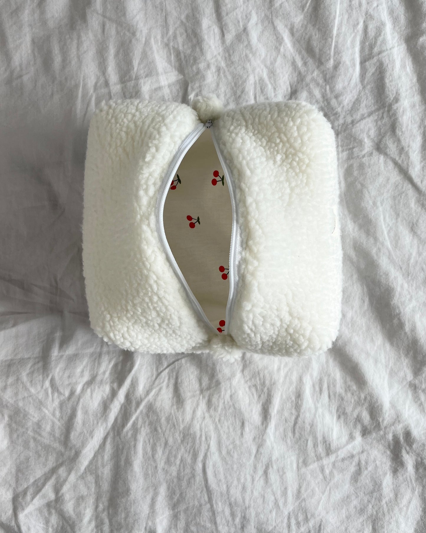 TROUSSE DE TOILETTE - BOUCLETTES BLANCHE ET CERISES