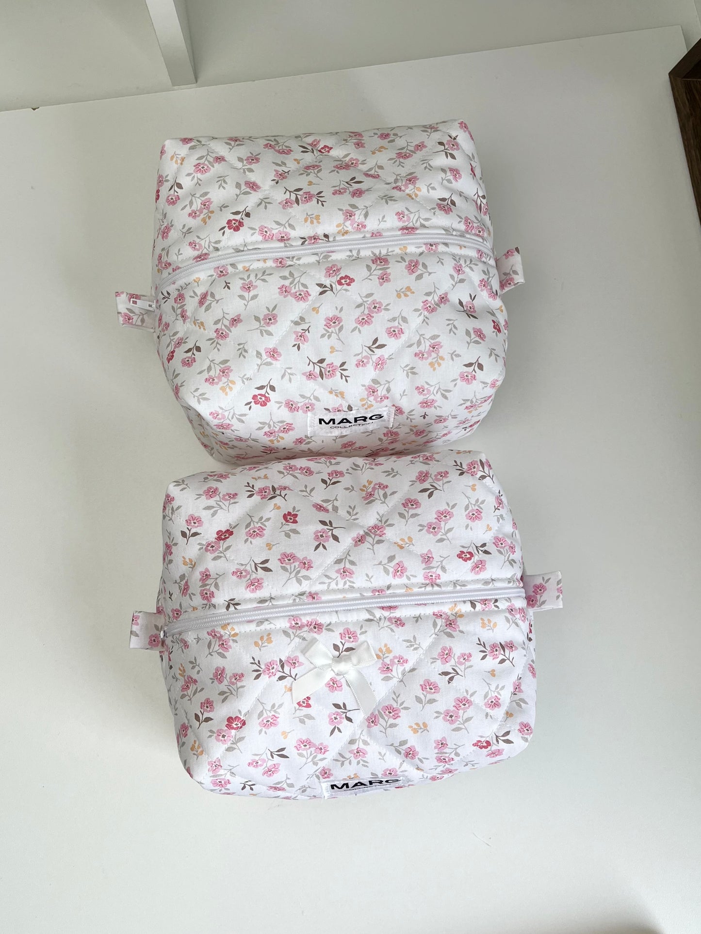 TROUSSE DE TOILETTE - FLEURS ROSES ET COTON BLANC