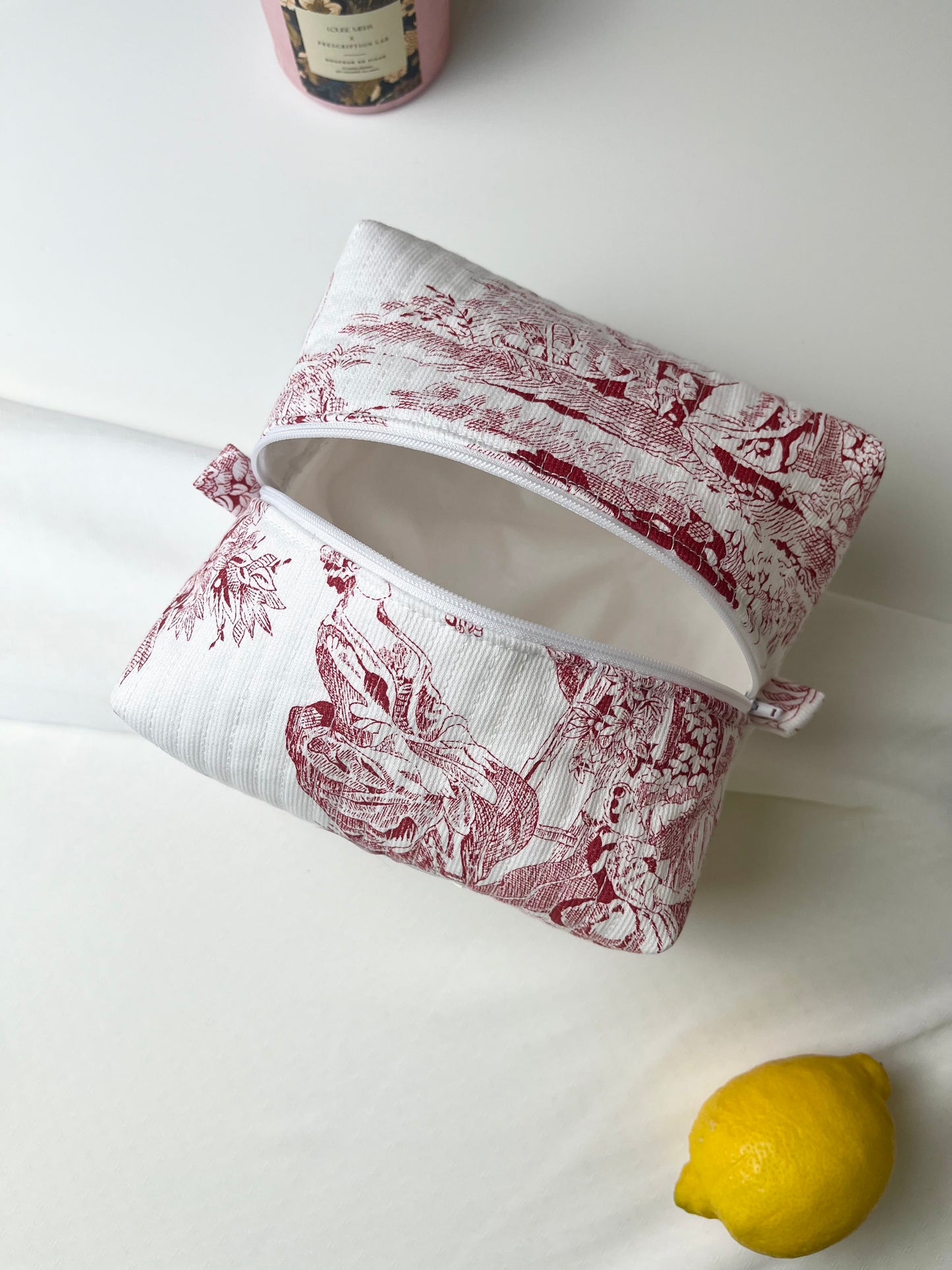 TROUSSE DE TOILETTE - MATELASSÉ TOILE DE JOUY ROUGE