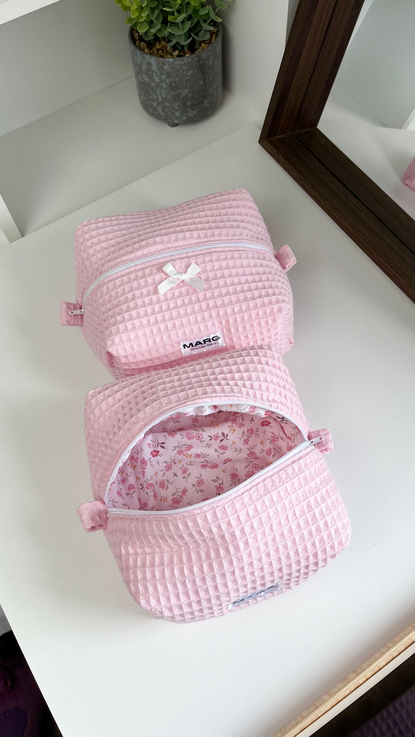 TROUSSE DE TOILETTE - NID D’ABEILLE ROSE ET FLEURS ROSES