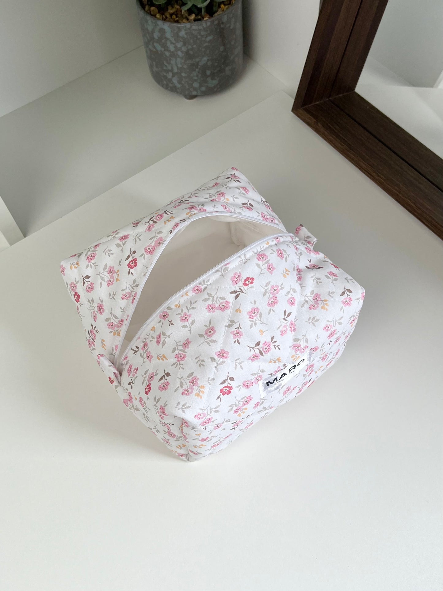 TROUSSE DE TOILETTE - FLEURS ROSES ET COTON BLANC