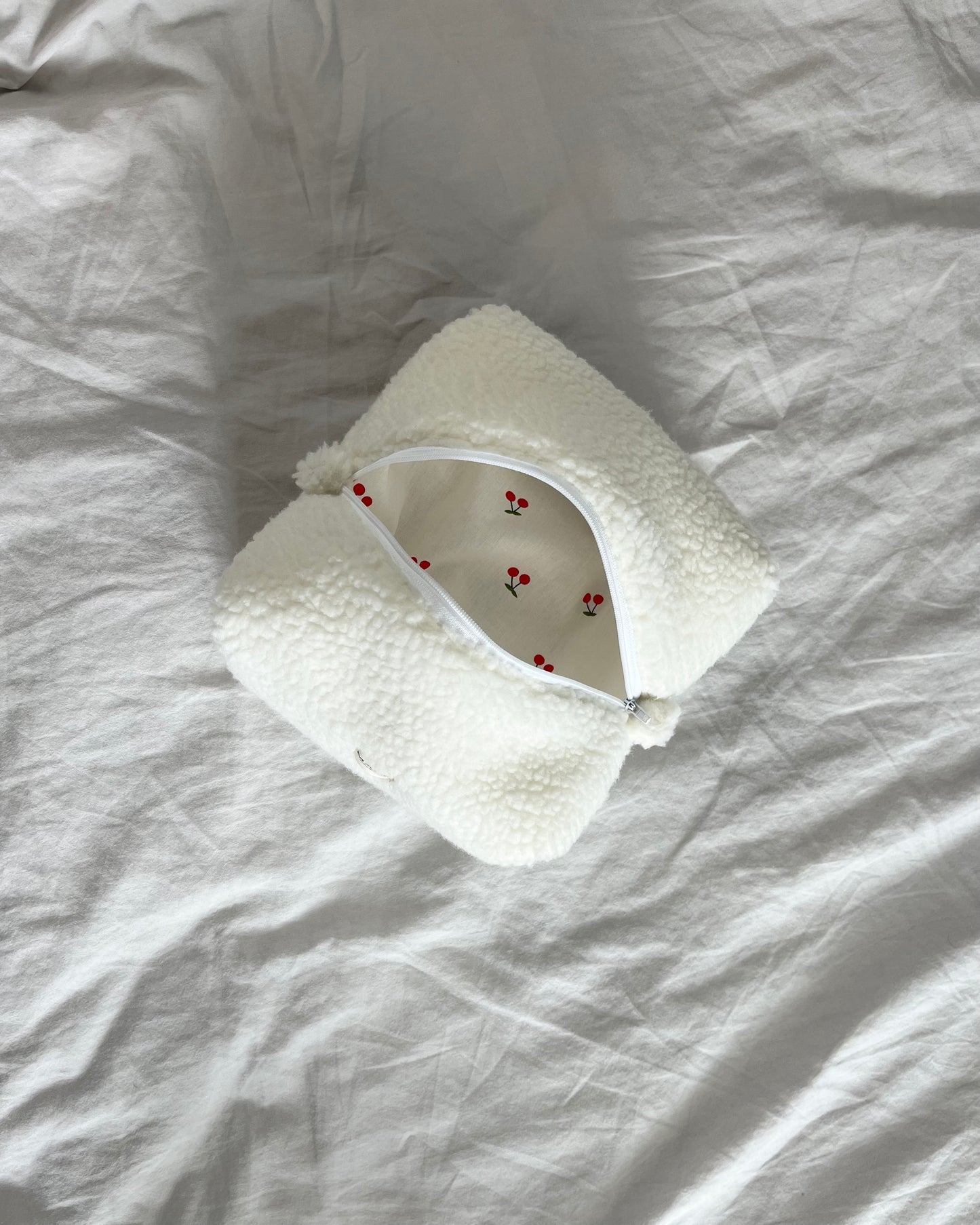 TROUSSE DE TOILETTE - BOUCLETTES BLANCHE ET CERISES