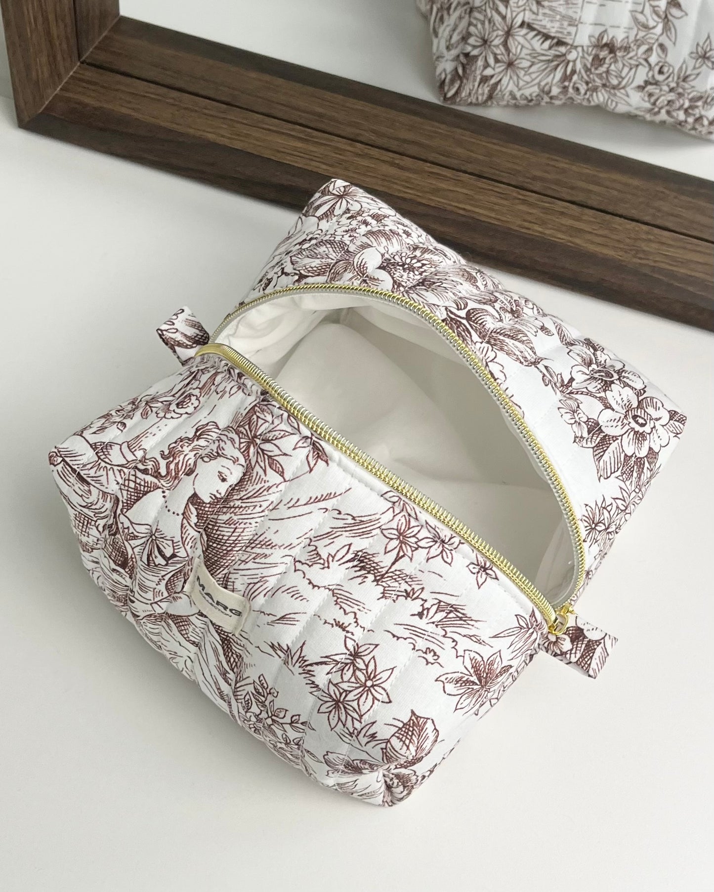 TROUSSE DE TOILETTE - MATELASSÉ TOILE DE JOUY MARRON