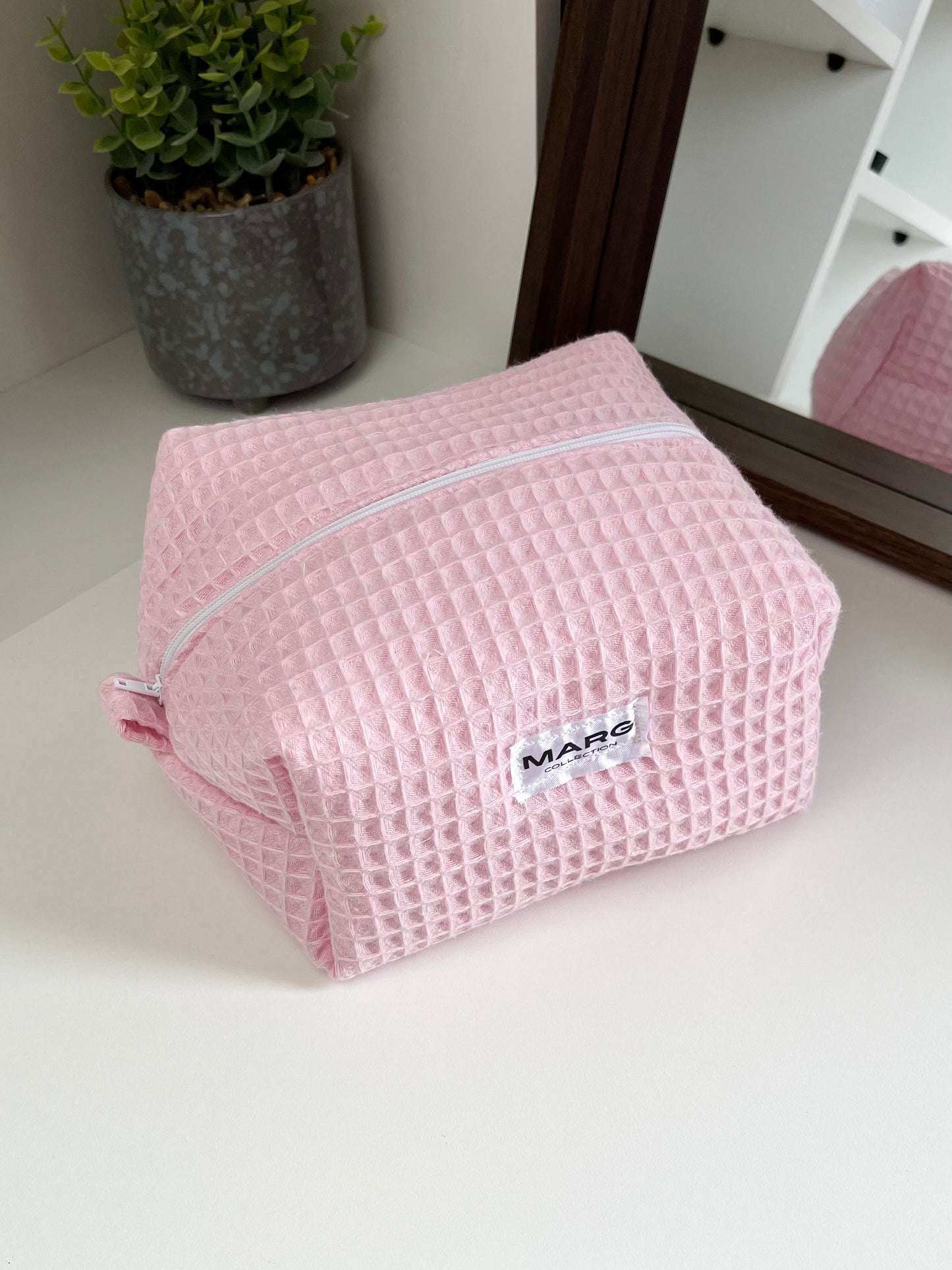 TROUSSE DE TOILETTE - NID D’ABEILLE ROSE ET FLEURS ROSES